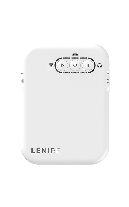 Der Lenire Controller, ein weißes handflächengroßes Gerät mit Kopfhörer und Toungetip Anschluss und Knöpfe zur Einstellung der Lautstärke, Intensität und Wiedergabe.